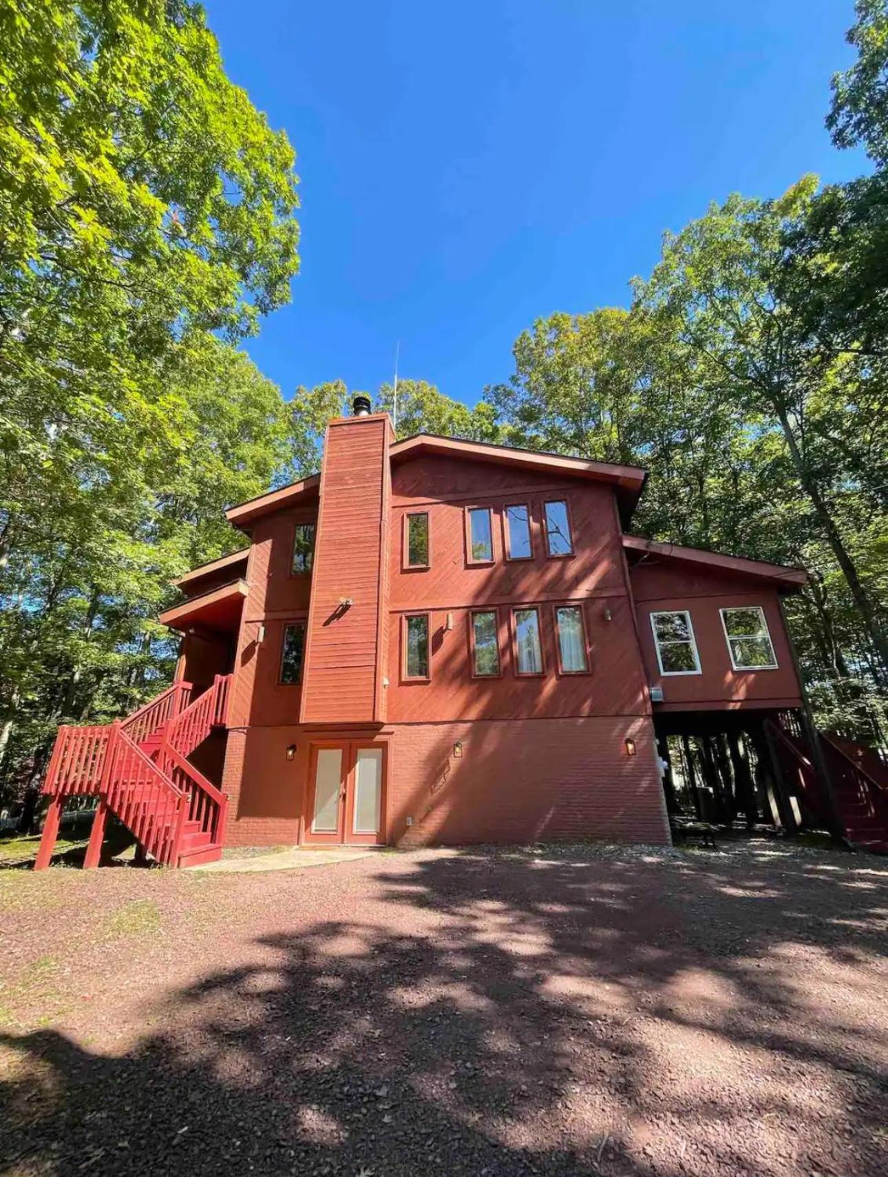 Holiday home Poconos -kayaks- Hottub-karaoke-lake