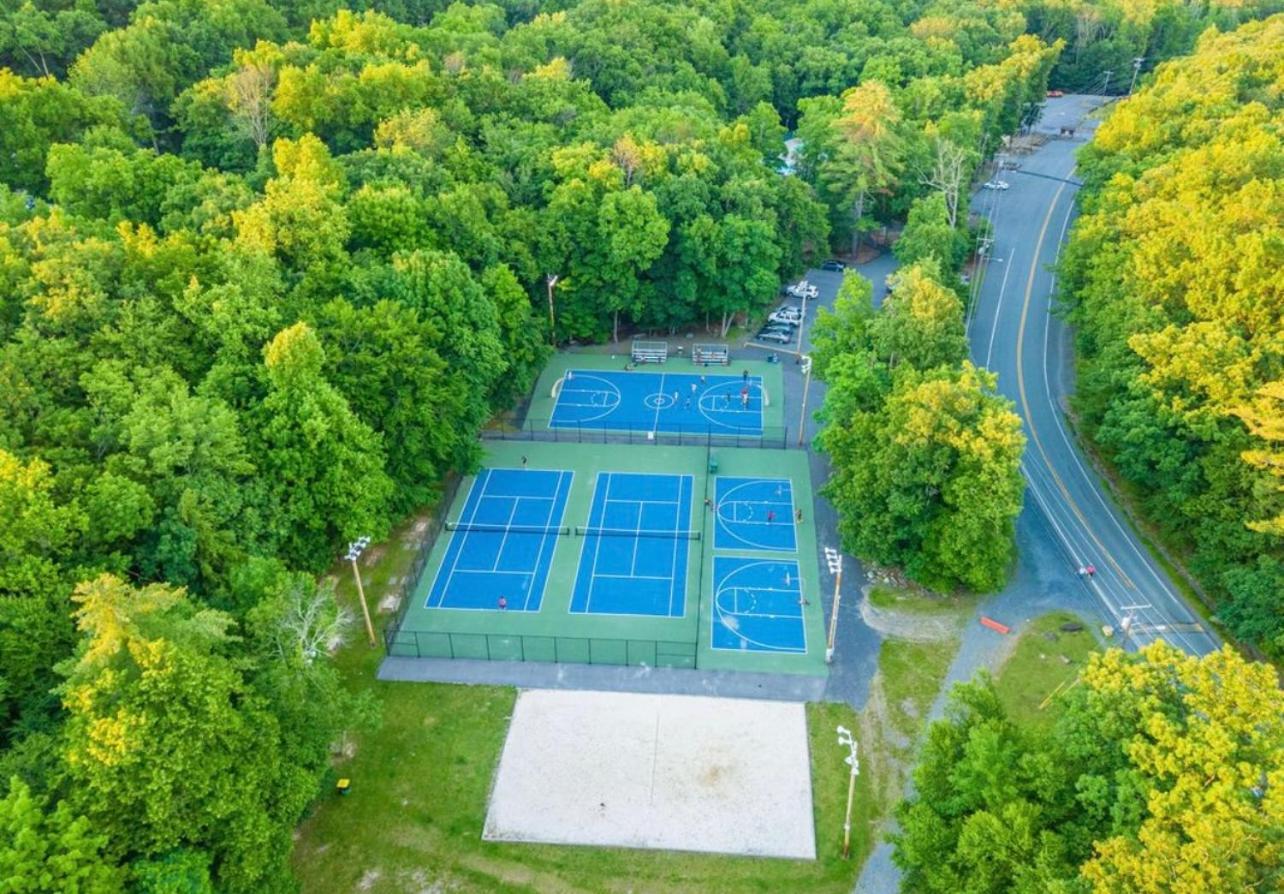 Holiday home Poconos -kayaks- Hottub-karaoke-lake East Stroudsburg