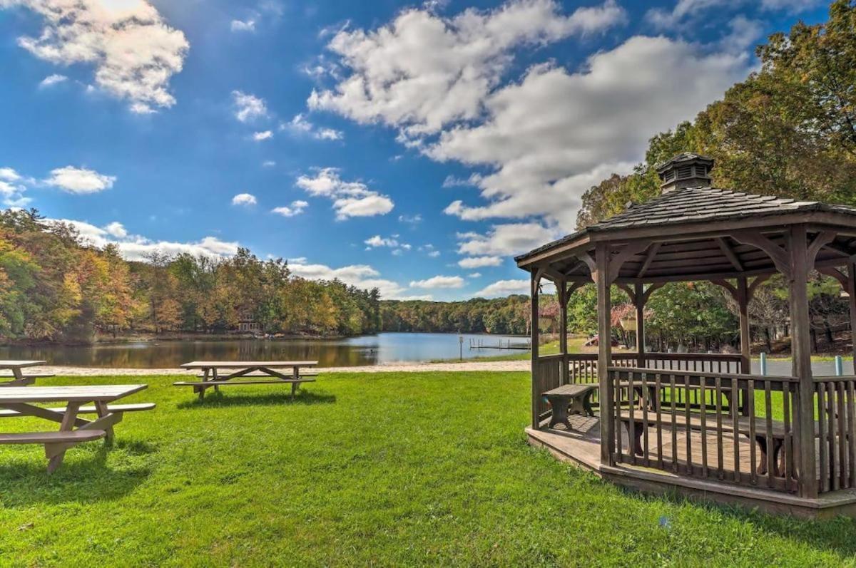 Holiday home Poconos -kayaks- Hottub-karaoke-lake *