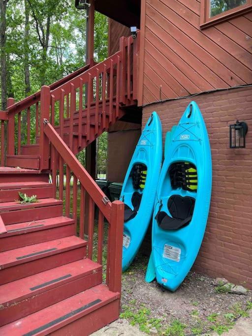 Poconos -kayaks- Hottub-karaoke-lake *