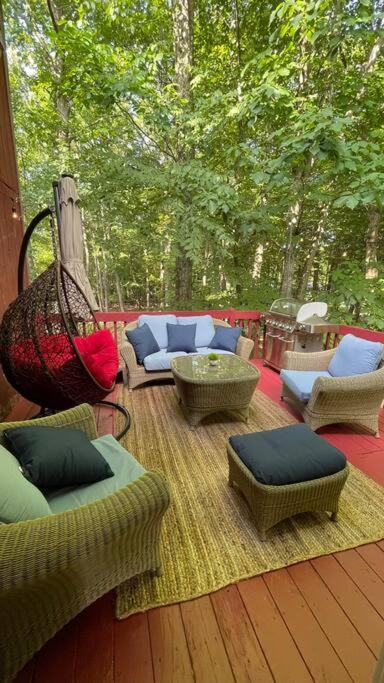 Poconos -kayaks- Hottub-karaoke-lake *