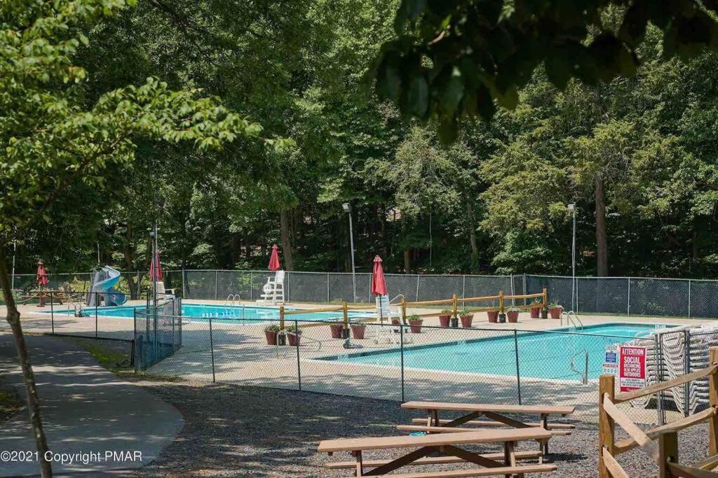 Poconos -kayaks- Hottub-karaoke-lake