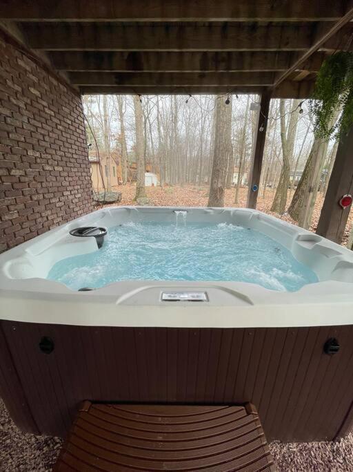 Poconos -kayaks- Hottub-karaoke-lake East Stroudsburg