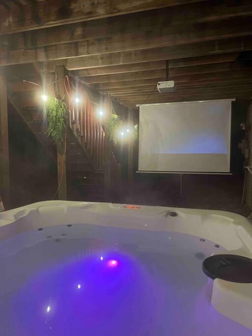 Holiday home Poconos -kayaks- Hottub-karaoke-lake East Stroudsburg