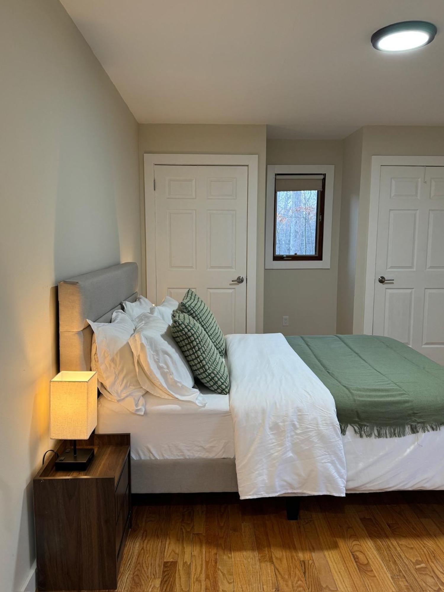 Poconos -kayaks- Hottub-karaoke-lake Holiday home East Stroudsburg