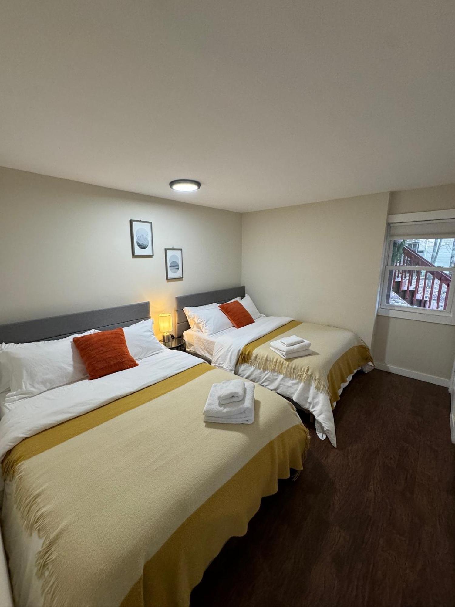 Holiday home Poconos -kayaks- Hottub-karaoke-lake
