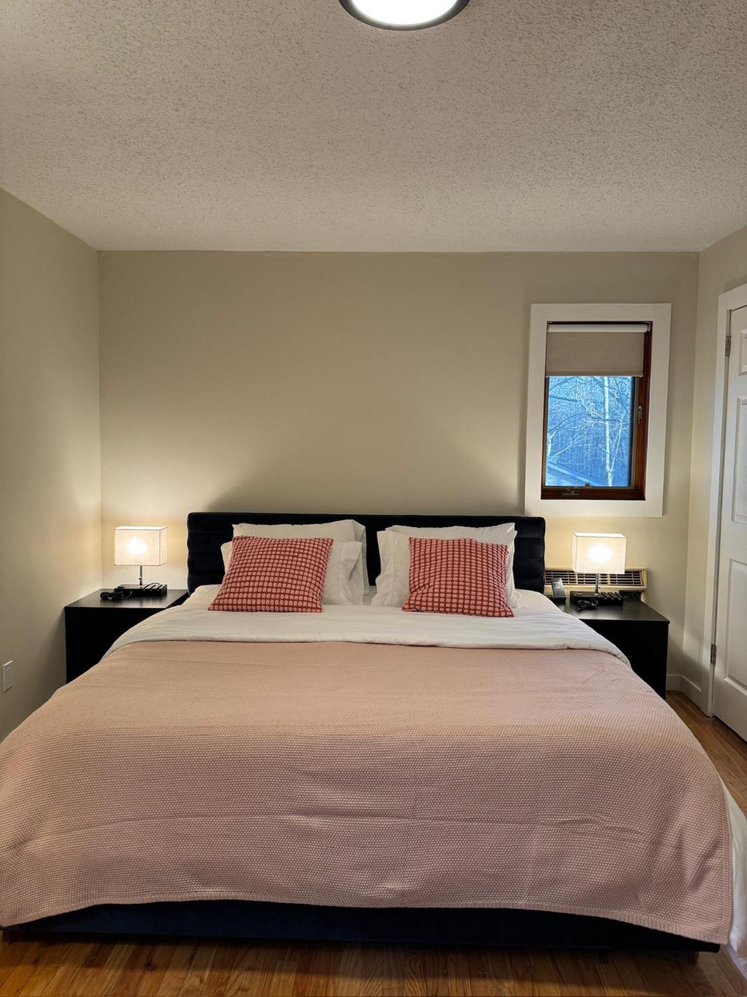 Holiday home Poconos -kayaks- Hottub-karaoke-lake *