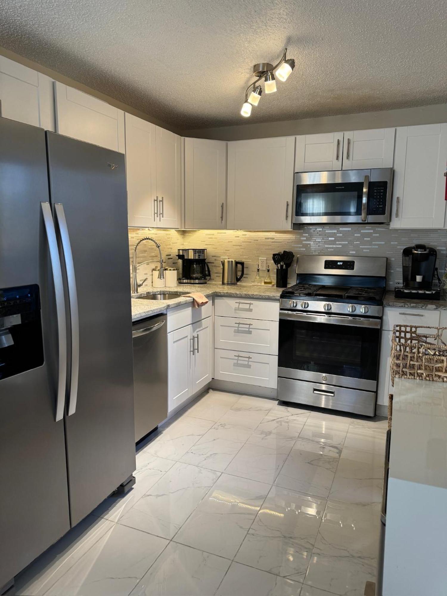 Holiday home Poconos -kayaks- Hottub-karaoke-lake East Stroudsburg