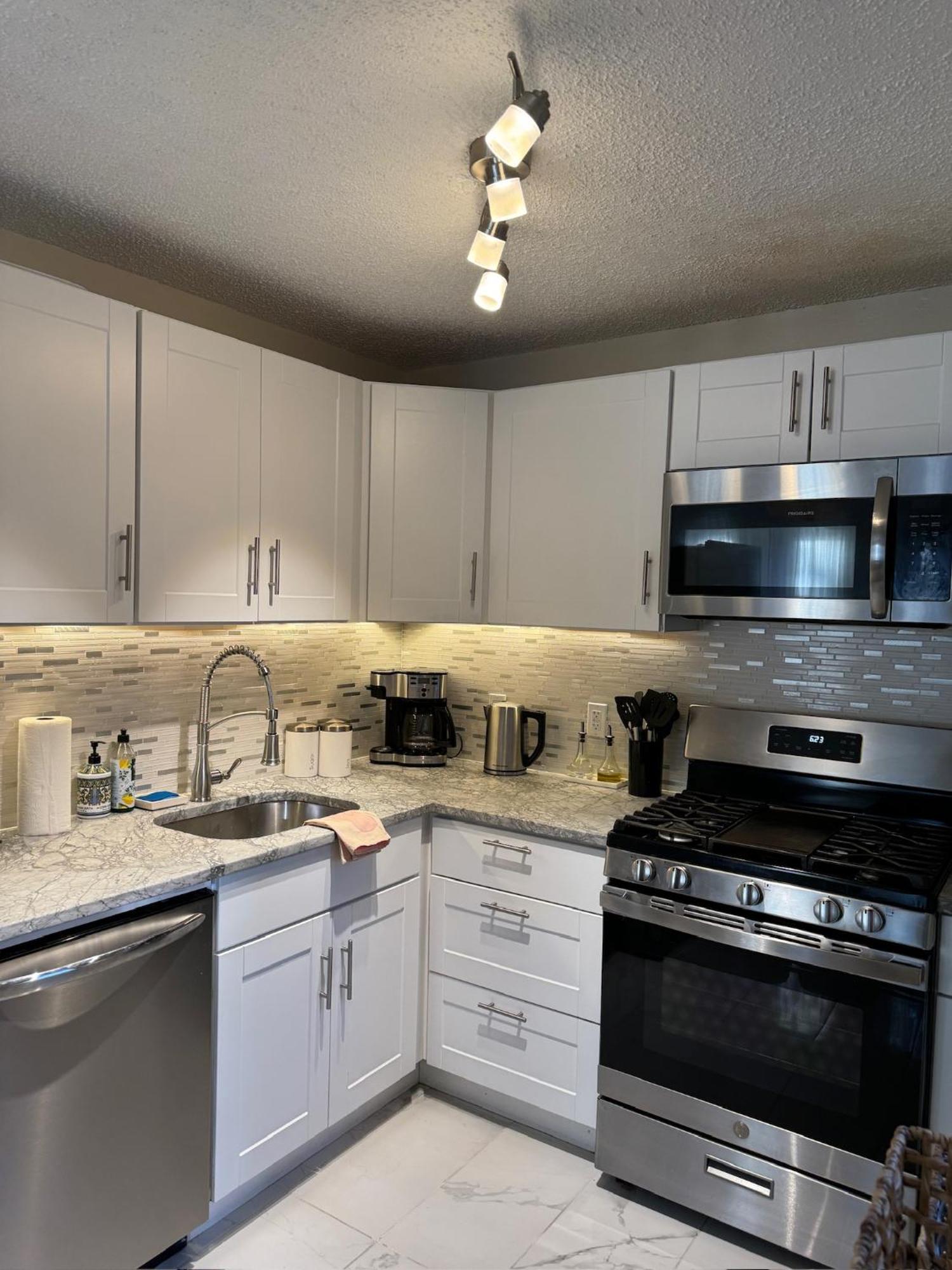 Poconos -kayaks- Hottub-karaoke-lake Holiday home East Stroudsburg