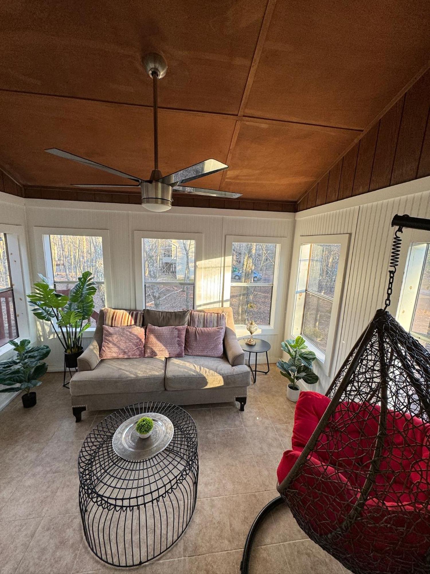 Poconos -kayaks- Hottub-karaoke-lake Holiday home *