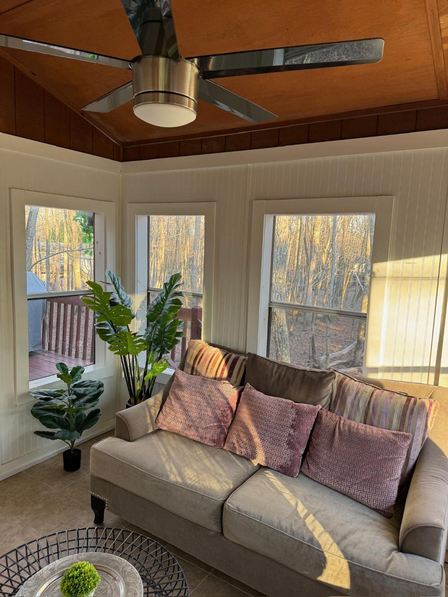 Poconos -kayaks- Hottub-karaoke-lake Holiday home