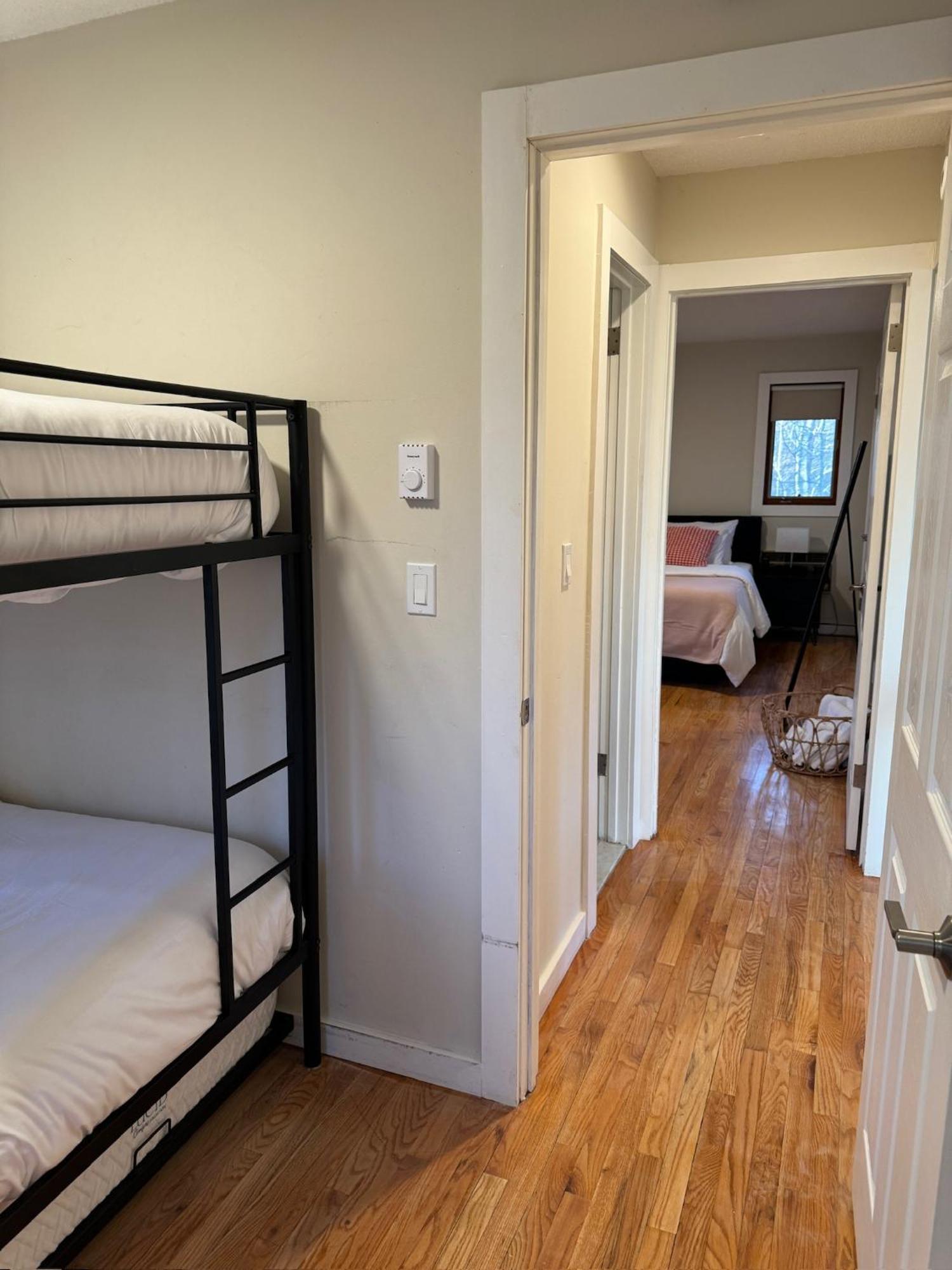 Poconos -kayaks- Hottub-karaoke-lake East Stroudsburg